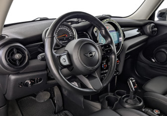 Подержанный автомобиль MINI Hatch 2021 года (15 фото)