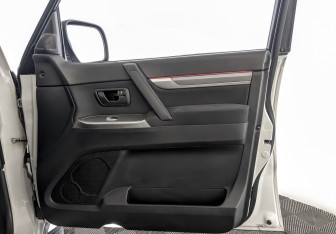 Подержанный автомобиль Mitsubishi Pajero 2014 года (24 фото)