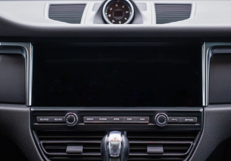 Подержанный автомобиль Porsche Macan 2019 года (14 фото)