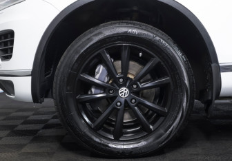 Подержанный автомобиль Volkswagen Touareg 2015 года (19 фото)