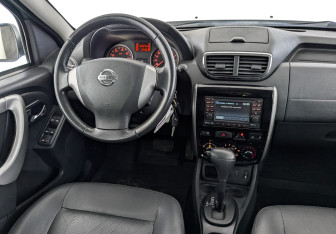 Подержанный автомобиль Nissan Terrano 2014 года (27 фото)