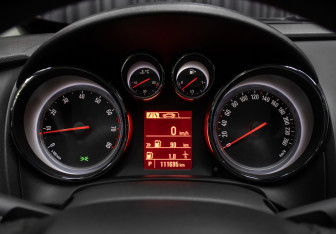 Подержанный автомобиль Opel Astra Hatchback 2013 года (13 фото)