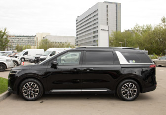 Подержанный автомобиль Kia Carnival 2022 года (6 фото)