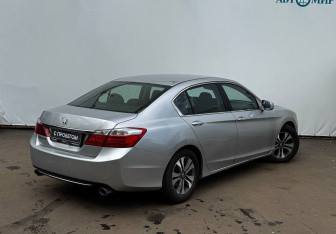 Подержанный автомобиль Honda Accord Sedan 2013 года (8 фото)