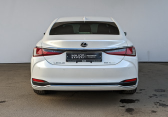 Подержанный автомобиль Lexus ES 2023 года (18 фото)