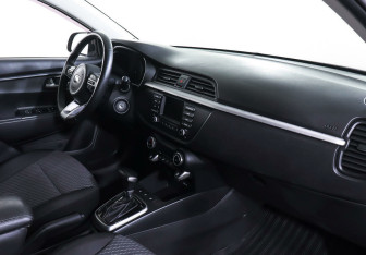 Подержанный автомобиль Kia Rio Sedan 2018 года (7 фото)