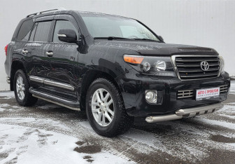 Подержанный автомобиль Toyota Land Cruiser Suv 2014 года (3 фото)