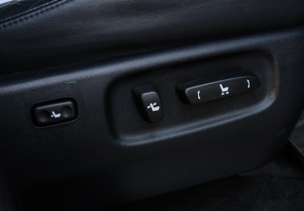 Подержанный автомобиль Lexus LX 2011 года (8 фото)