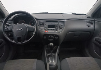 Подержанный автомобиль Kia Rio Hatchback 2011 года (12 фото)