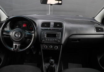 Подержанный автомобиль Volkswagen Polo Sedan 2012 года (9 фото)