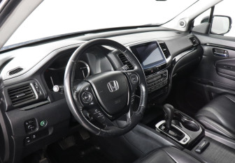 Подержанный автомобиль Honda Pilot 2016 года (9 фото)