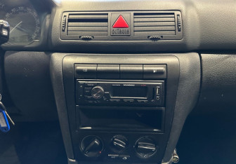 Подержанный автомобиль Skoda Octavia Liftback 2002 года (16 фото)