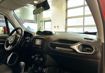 Подержанный автомобиль Jeep Renegade 2018 года (10 фото)