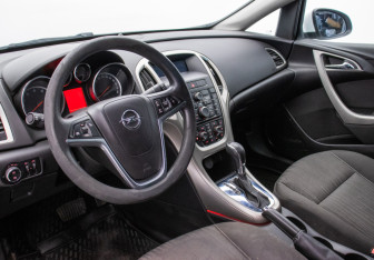 Подержанный автомобиль Opel Astra Hatchback 2011 года (9 фото)