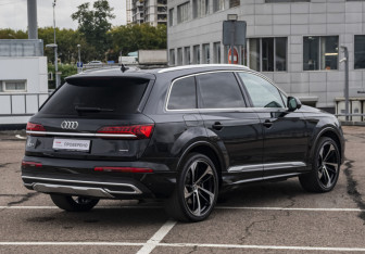 Подержанный автомобиль Audi Q7 2021 года (6 фото)
