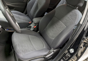 Подержанный автомобиль Hyundai Solaris Hatchback 2015 года (14 фото)