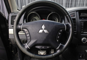 Подержанный автомобиль Mitsubishi Pajero 2012 года (16 фото)