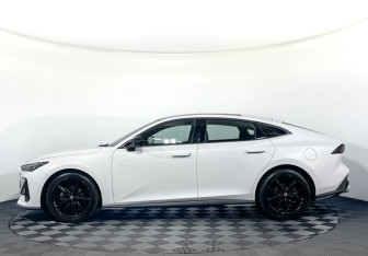 Подержанный автомобиль Changan UNI-V 2023 года (8 фото)