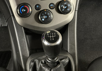 Подержанный автомобиль Chevrolet Aveo Sedan 2012 года (14 фото)