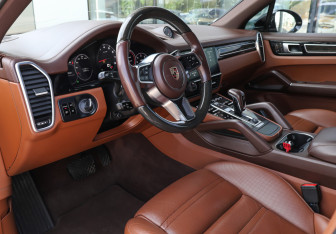 Подержанный автомобиль Porsche Cayenne 2018 года (15 фото)