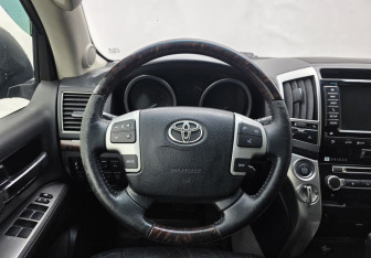 Подержанный автомобиль Toyota Land Cruiser Suv 2012 года (13 фото)