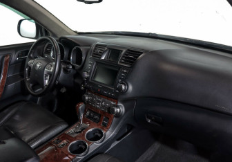 Подержанный автомобиль Toyota Highlander 2012 года (7 фото)