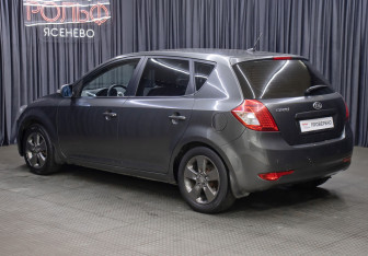 Подержанный автомобиль Kia Ceed Hatchback 2010 года (7 фото)