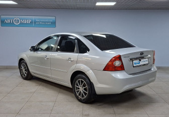 Подержанный автомобиль Ford Focus Sedan 2006 года (7 фото)
