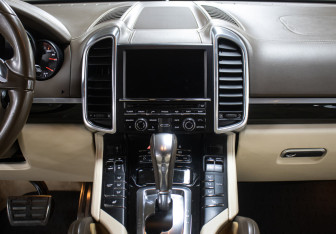 Подержанный автомобиль Porsche Cayenne 2013 года (15 фото)