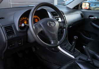 Подержанный автомобиль Toyota Corolla Sedan 2007 года (12 фото)
