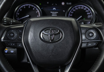 Подержанный автомобиль Toyota Camry Sedan 2022 года (12 фото)