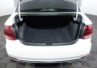 Подержанный автомобиль Volkswagen Polo Sedan 2016 года (14 фото)