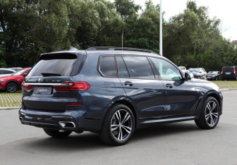 Подержанный автомобиль BMW X7 2021 года (5 фото)