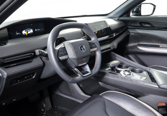 Подержанный автомобиль Changan UNI-V 2023 года (14 фото)