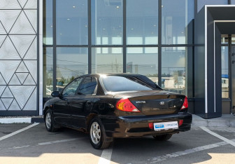 Подержанный автомобиль Kia Spectra Sedan 2006 года (7 фото)