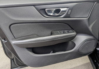 Подержанный автомобиль Volvo V60 2020 года (20 фото)