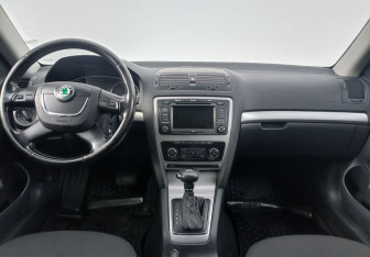 Подержанный автомобиль Skoda Octavia Wagon 2010 года (12 фото)