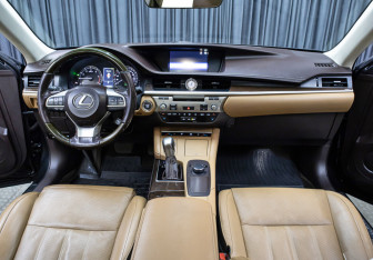 Подержанный автомобиль Lexus ES 2018 года (13 фото)