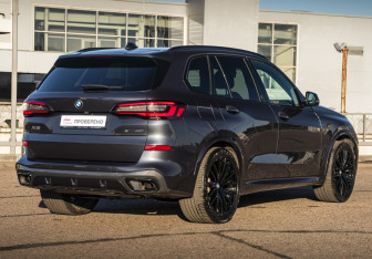 Подержанный автомобиль BMW X5 2022 года (5 фото)