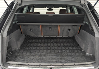 Подержанный автомобиль Audi Q7 2017 года (10 фото)