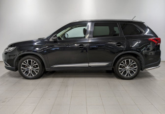 Подержанный автомобиль Mitsubishi Outlander 2016 года (8 фото)