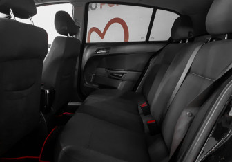 Подержанный автомобиль Opel Astra Hatchback 2010 года (10 фото)