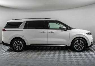 Подержанный автомобиль Kia Carnival 2022 года (4 фото)