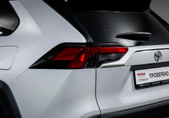 Подержанный автомобиль Toyota RAV4 2024 года (17 фото)