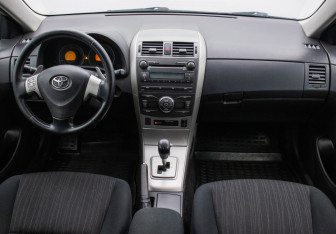 Подержанный автомобиль Toyota Corolla Sedan 2008 года (13 фото)