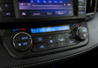 Подержанный автомобиль Toyota RAV4 2016 года (19 фото)