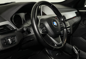 Подержанный автомобиль BMW X1 2018 года (11 фото)