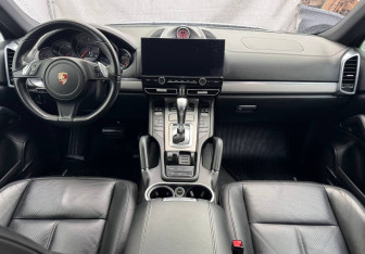 Подержанный автомобиль Porsche Cayenne 2012 года (9 фото)