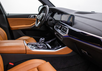 Подержанный автомобиль BMW X5 2020 года (10 фото)