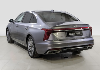 Подержанный автомобиль Hongqi H5 2024 года (7 фото)